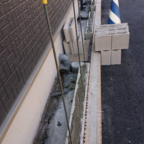 ブロック積み作業です。