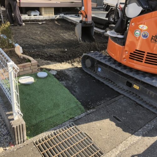 本日より工事着工となります。駐車場増設部分の掘削作業より開始です。