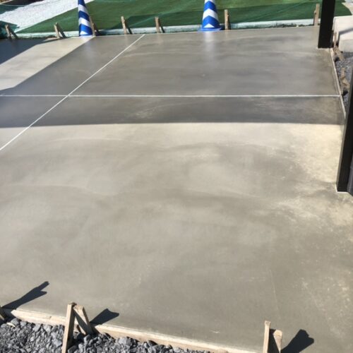 駐車場土間コンクリートの養生となります。