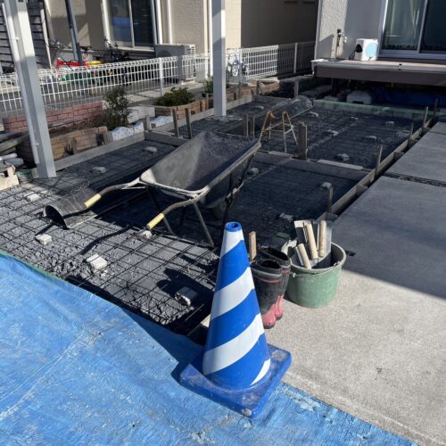 コンクリートのメッシュ筋敷きです。