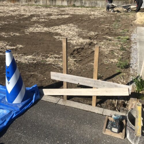 本日より境界工事着工となります。丁張りを掛けて手掘り作業より作業開始です。