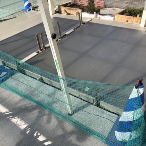 駐車場土間コンクリートの養生となります。