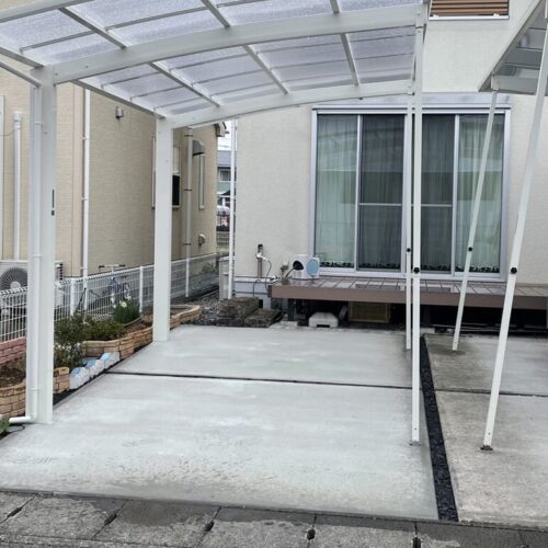 カーポートサポート柱設置です。