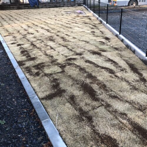 芝張り作業となります。