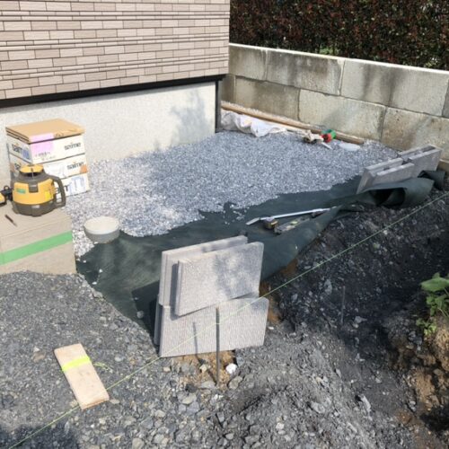 ブロック材料を運んでブロック積みの準備作業となります。