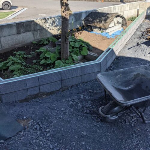 花壇ブロック積み作業です。