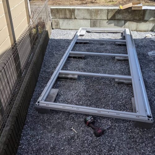 物置きの設置作業となります。