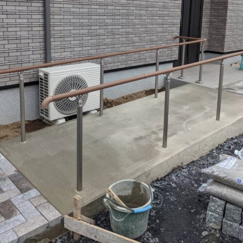 歩行者用手摺取付作業です。