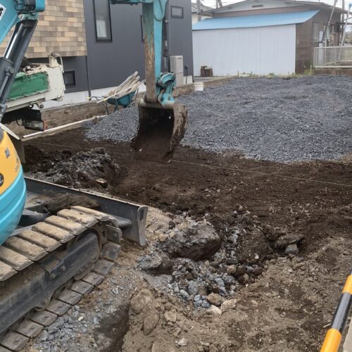 駐車場掘削、砕石入れです。