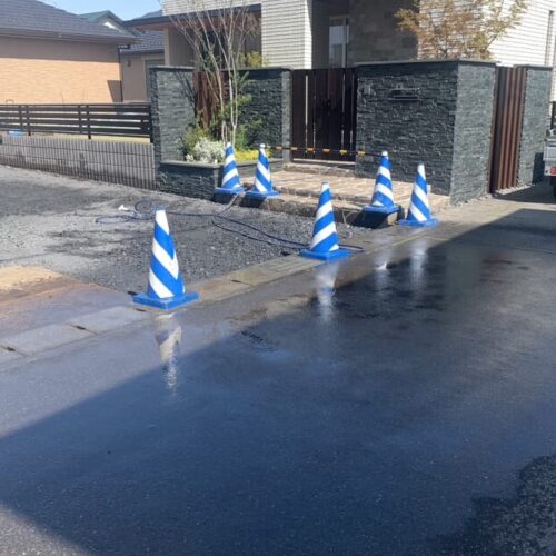 前面道路の水洗い清掃となります。