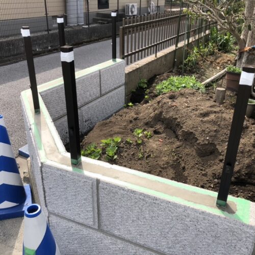 ブロック部分のフェンスの柱建てとなります。