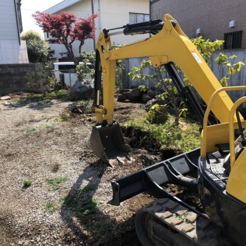 お庭の掘削作業開始です。