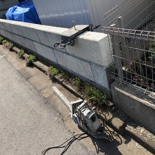 フェンスの柱用の穴明けとなります。作業準備をしてコア穴明け作業開始です。