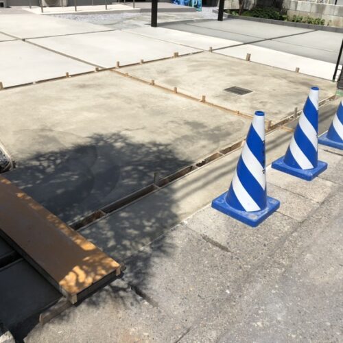 駐車場土間コンクリートの養生となります。