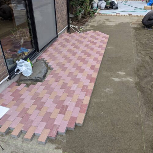 インターロッキング貼り作業です。