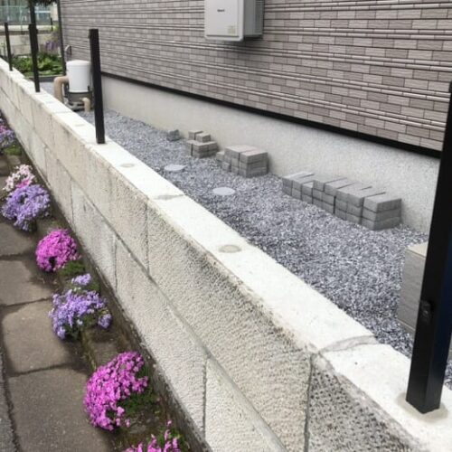 フェンス柱の設置となります。