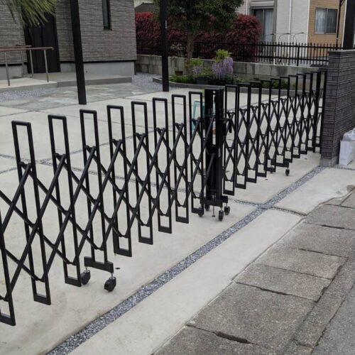 カーテンゲート付け作業です。