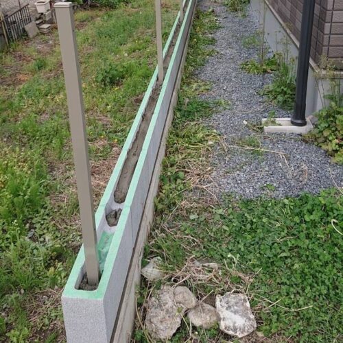 フェンス支柱建てです。