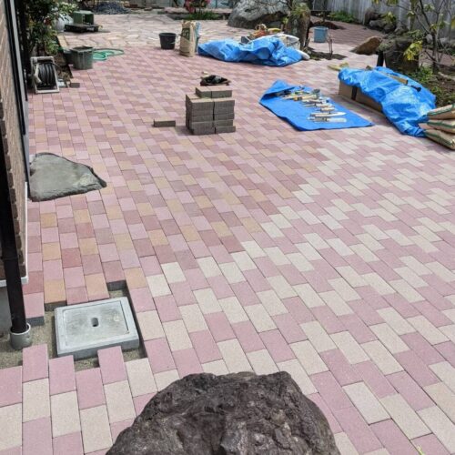 インターロッキング貼り作業です。