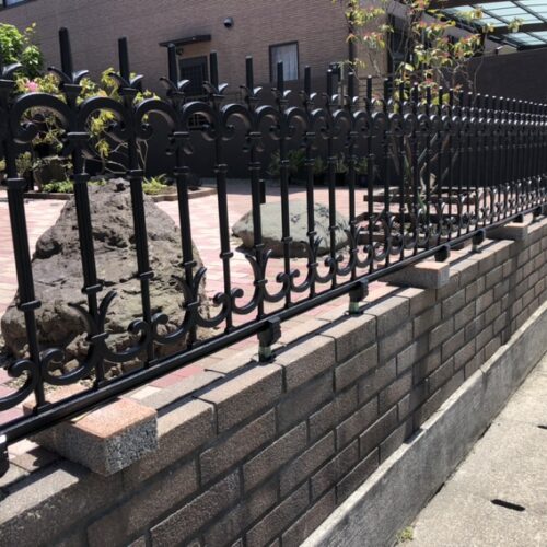 フェンスの取付けとなります。