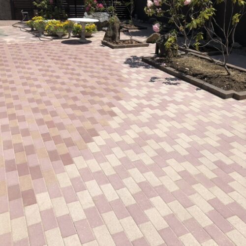 お庭のインターロッキング張り作業の硅砂を入れて工事作業完了です。