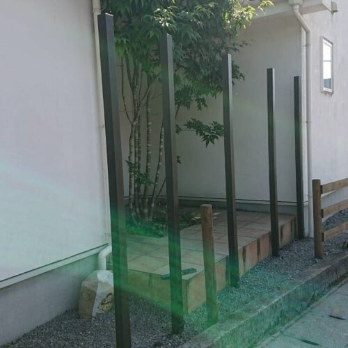 フェンス支柱建てです。