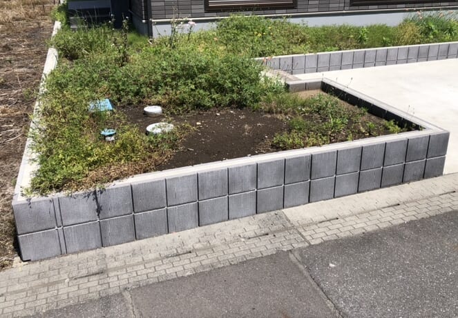 本日は工事着工前のご近隣へのご挨拶へ廻らせて頂きました。お待たせ致しました外構改修工事着工となります。