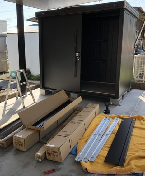 物置きの設置作業となります。