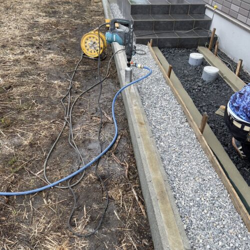 フェンスコア抜き工事です。