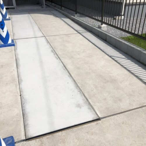 駐車場の土間コンクリートの養生中となります。