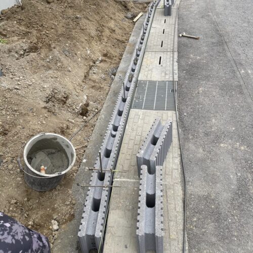 ブロック積み作業です。