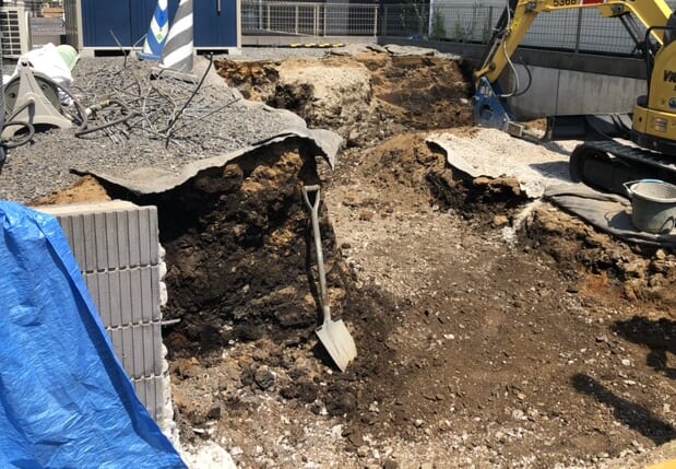 既存のブロック・ベースコンクリートの解体ハツリ作業となります。