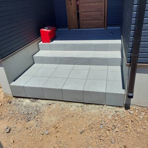 玄関タイル施工完了です。