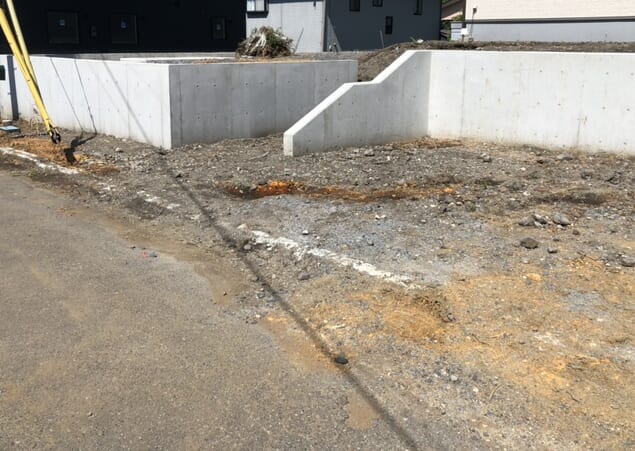 本日は工事着工前のご近隣へのご挨拶へお伺いさせて頂きました。お待たせ致しました外構工事着工となります。