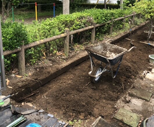 ブロック部分を手掘り作業にて掘削作業となります。