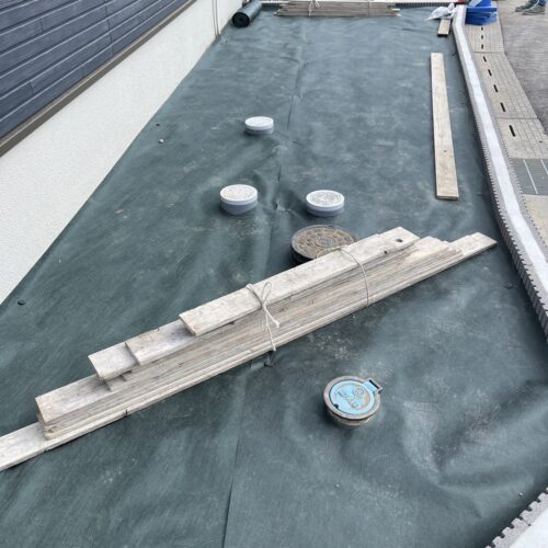 防草シート敷きです。