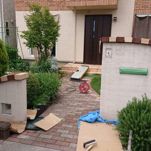 笠木の取り付けです。