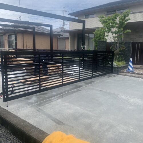 オーバードアの設置です。