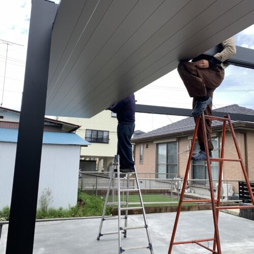 カーポート屋根の施工です。