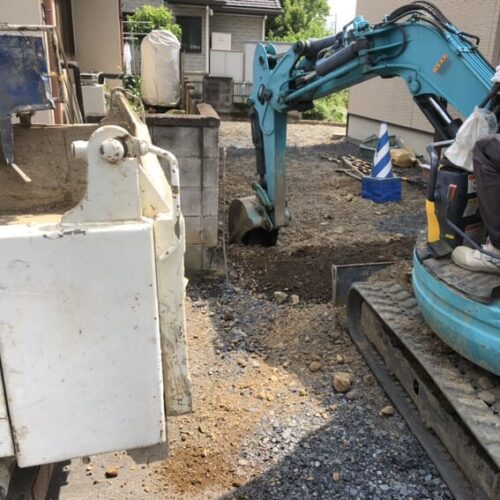 駐車場部分の掘削作業となります。