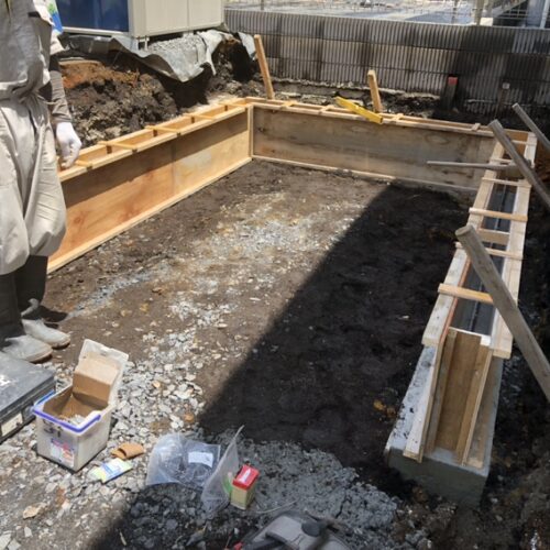 バイク保管庫の型枠組み作業となります。