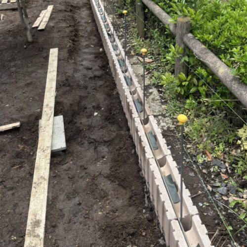 ブロック積みです。