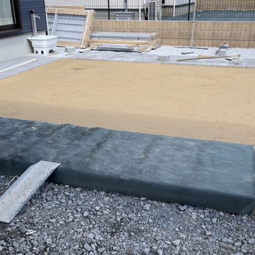 人工芝下地の山砂敷きです。