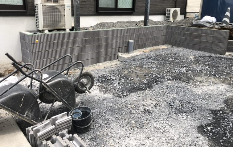 ブロック積み作業となります。