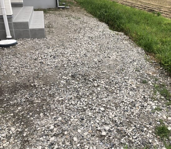 本日は工事着工前のご近隣へのご挨拶に廻らせて頂きました。お待たせ致しました外構工事着工となります。