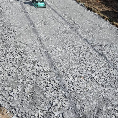 駐車場砕石入れです。