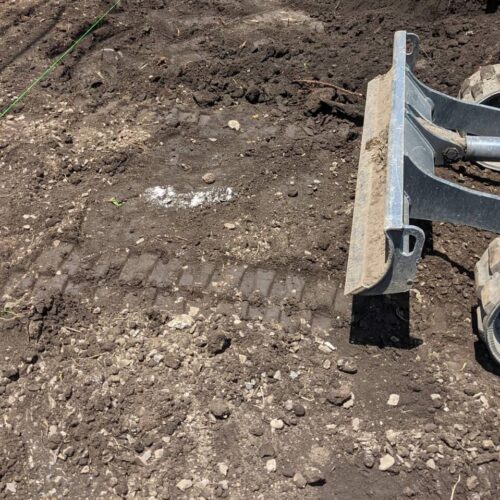 本日着工となります。お庭のすき取り作業です。