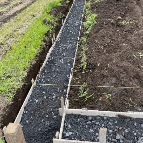 境界ブロックの砕石入れ状況です。