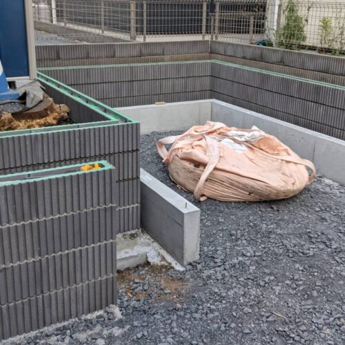 土留ブロック積み作業です。