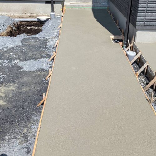 アプローチ下地コンクリート打設です。